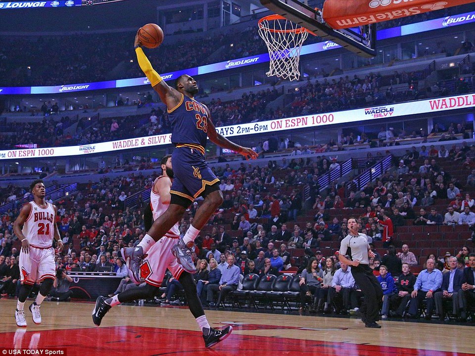 Ο Ομπάμα πήγε ΝΒΑ - Παρακολούθησε το πρώτο παιχνίδι της σεζόν [εικόνες] | iefimerida.gr 3