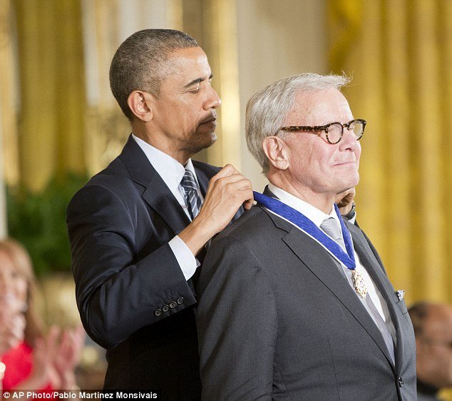 Μέριλ Στριπ, Στίβι Γουόντερ και Ιζαμπέλ Αλιέντε βραβεύτηκαν από τον Ομπάμα με το Μετάλλιο της Ελευθερίας [βίντεο & εικόνες] | iefimerida.gr 5