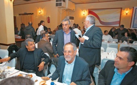 Οι γυροβολιές και τα πανό των λαϊκοδεξιών στην πίστα του «Αντιμνημονιακού» [εικόνες] | iefimerida.gr 3