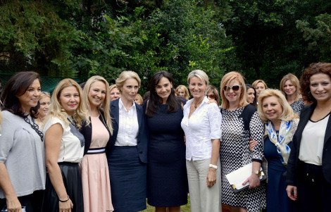 Ολα όσα έγιναν στο τσάι που προσέφερε η Γεωργία Σαμαρά στις συζύγους των βουλευτών της ΝΔ -Η εξτρίμ εμφάνιση της Ιωάννας Λίλη [εικόνες] | iefimerida.gr 0