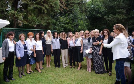 Ολα όσα έγιναν στο τσάι που προσέφερε η Γεωργία Σαμαρά στις συζύγους των βουλευτών της ΝΔ -Η εξτρίμ εμφάνιση της Ιωάννας Λίλη [εικόνες] | iefimerida.gr 1