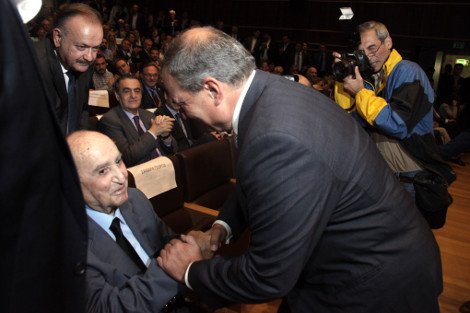 Ολοι όσοι έδωσαν το παρών στην εκδήλωση για τα 40 χρόνια της ΝΔ -Η χειραψία Κωνσταντίνου Μητσοτάκη-Κώστα Καραμανλή [εικόνες] | iefimerida.gr 3