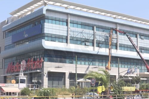 Γερανός ξηλώνει το σήμα της ΝΔ από το κτίριο στη Συγγρού [βίντεο & εικόνες] | iefimerida.gr 1