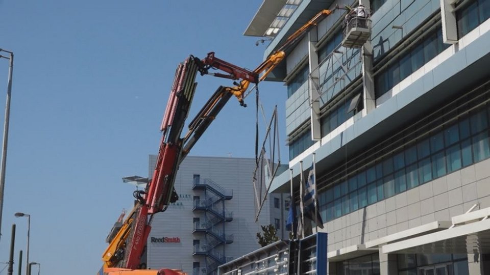 Γερανός ξηλώνει το σήμα της ΝΔ από το κτίριο στη Συγγρού [βίντεο & εικόνες] | iefimerida.gr 0