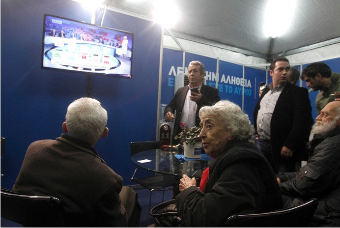 Οι τρελοί πανηγυρισμοί στο περίπτερο του ΣΥΡΙΖΑ και η κατήφεια στο κιόσκι της ΝΔ [εικόνες] | iefimerida.gr 4