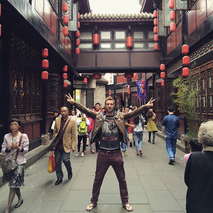 Παράτησε τη δουλειά του για να γυρίσει τον κόσμο -Βγάζει 1.000 δολάρια τη μέρα [εικόνες]  | iefimerida.gr 1