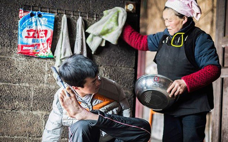 Ο 27χρονος που γεννήθηκε χωρίς χέρια και έγινε πετυχημένος online επιχειρηματίας [εικόνες]  | iefimerida.gr 1