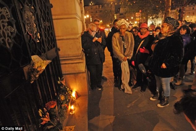 Πλήθος κόσμου έξω από το σπίτι του Νέλσον Μαντέλα -Θρήνος και προσευχή για τον «πατέρα της Δημοκρατίας» [εικόνες] | iefimerida.gr 0