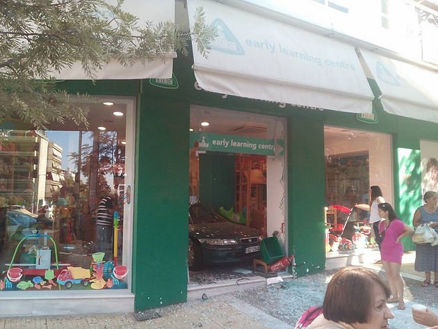 Ηλικιωμένη «μπούκαρε» με το αμάξι της σε κατάστημα παιχνιδιών στη Νέα Σμύρνη [εικόνες] | iefimerida.gr 2