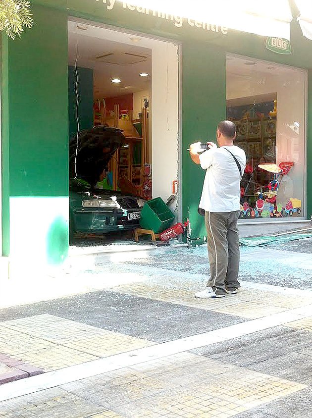 Ηλικιωμένη «μπούκαρε» με το αμάξι της σε κατάστημα παιχνιδιών στη Νέα Σμύρνη [εικόνες] | iefimerida.gr 0