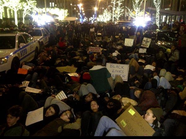 Νέα Υόρκη: Επεισόδια και συλλήψεις για την αθώωση αστυνομικού που στραγγάλισε Αφροαμερικανό [εικόνες & βίντεο] | iefimerida.gr 6