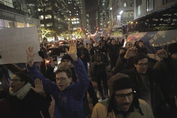 Νέα Υόρκη: Επεισόδια και συλλήψεις για την αθώωση αστυνομικού που στραγγάλισε Αφροαμερικανό [εικόνες & βίντεο] | iefimerida.gr 16