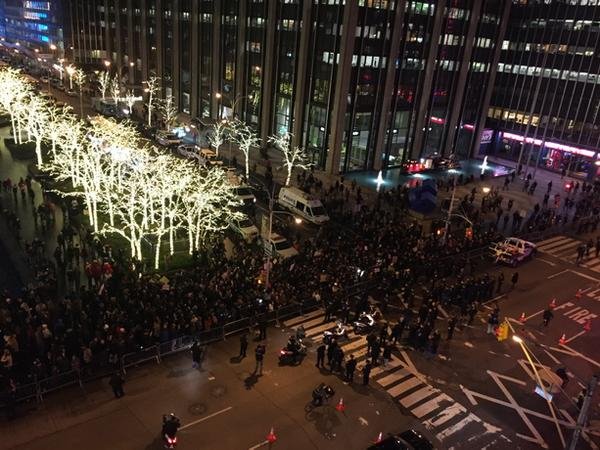Νέα Υόρκη: Επεισόδια και συλλήψεις για την αθώωση αστυνομικού που στραγγάλισε Αφροαμερικανό [εικόνες & βίντεο] | iefimerida.gr 5