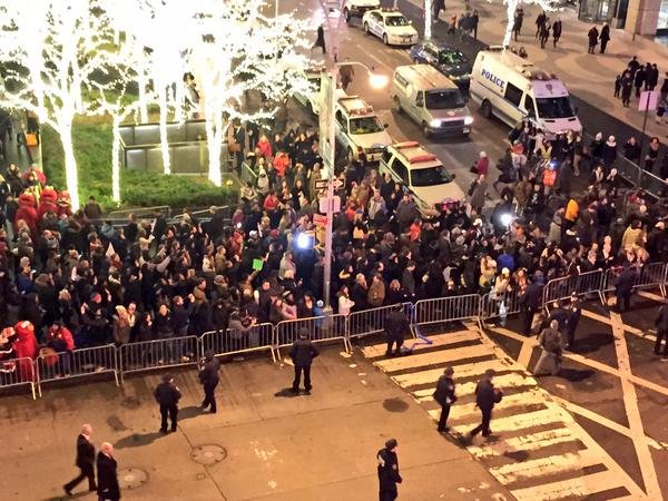 Νέα Υόρκη: Επεισόδια και συλλήψεις για την αθώωση αστυνομικού που στραγγάλισε Αφροαμερικανό [εικόνες & βίντεο] | iefimerida.gr 4