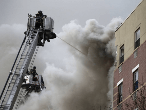 Χάος στη Νέα Υόρκη: 2 νεκροί και πολλοί εγκλωβισμένοι από έκρηξη και κατάρρευση κτιρίων [εικόνες&βίντεο] | iefimerida.gr 1