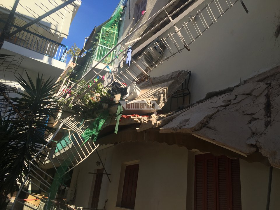 Μπαλκόνι 2ου οροφου έπεσε και καταπλάκωσε γυναίκα στη Ν. Φιλαδέλφεια [εικόνες] | iefimerida.gr 1