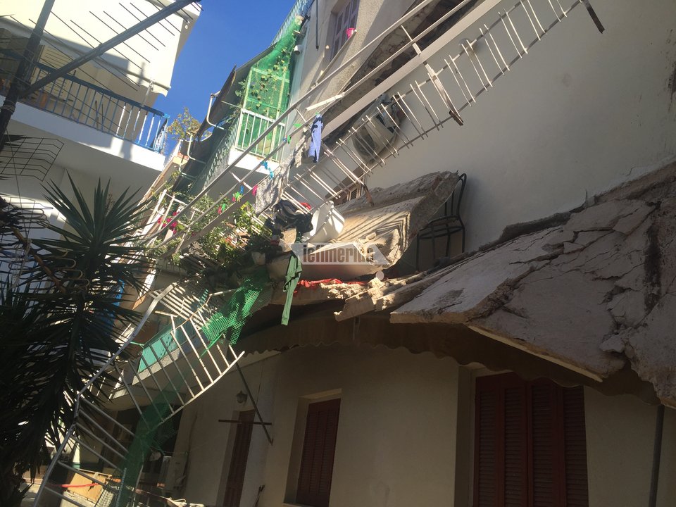 Μπαλκόνι 2ου οροφου έπεσε και καταπλάκωσε γυναίκα στη Ν. Φιλαδέλφεια [εικόνες] | iefimerida.gr 2