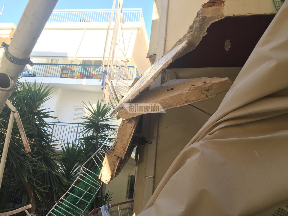 Μπαλκόνι 2ου οροφου έπεσε και καταπλάκωσε γυναίκα στη Ν. Φιλαδέλφεια [εικόνες] | iefimerida.gr 0