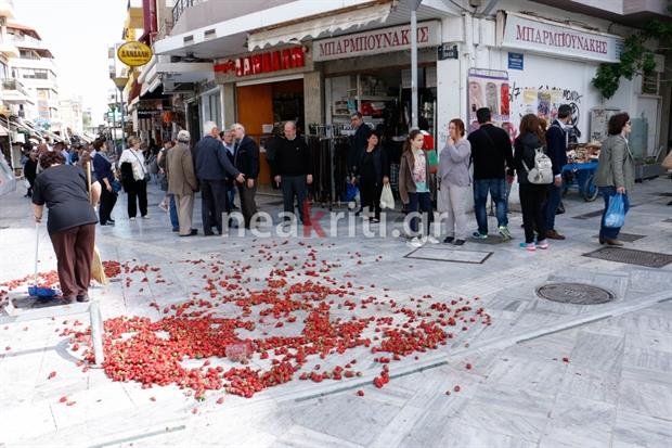 Κρήτη: Ο δρόμος... πλημμύρισε φράουλες -Τις έριξε πλανόδιος πωλητής [εικόνες] | iefimerida.gr 1