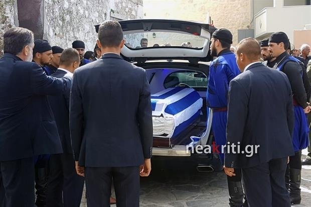 Αβάσταχτη οδύνη στην κηδεία του υποστράτηγου Γ. Τζανιδάκη [εικόνες] | iefimerida.gr 1