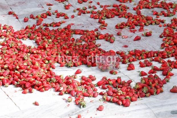 Κρήτη: Ο δρόμος... πλημμύρισε φράουλες -Τις έριξε πλανόδιος πωλητής [εικόνες] | iefimerida.gr 0