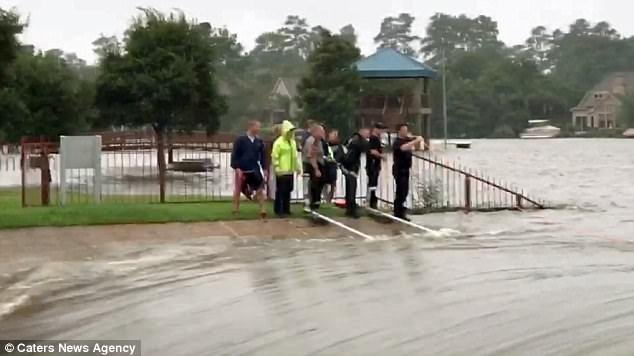 Tυφώνας Χάρβεϊ: Παιδί παλεύει να μην παρασυρθεί από την πλημμύρα στο Χιούστον [βίντεο] | iefimerida.gr 1