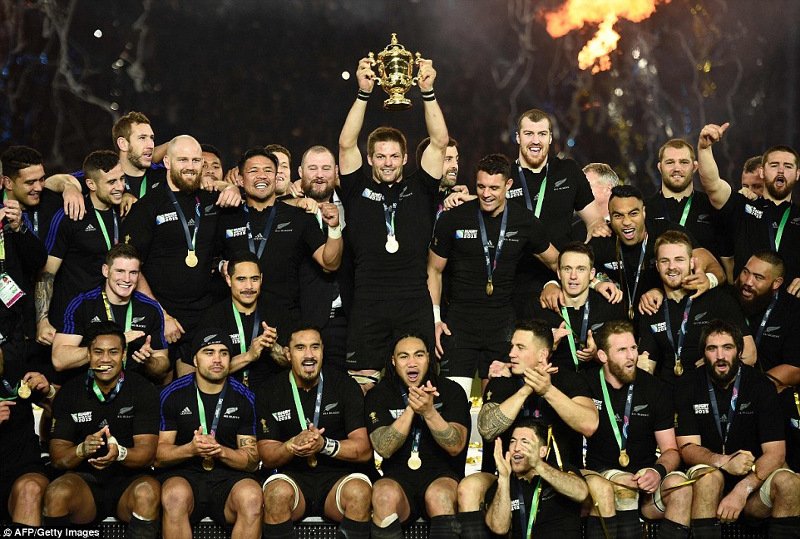 Ο πνιγμός του μικρού Αϊλάν και το φουστάνι της Ριάνα -Οι δυο όψεις του κόσμου το 2015 [εικόνες] | iefimerida.gr 13