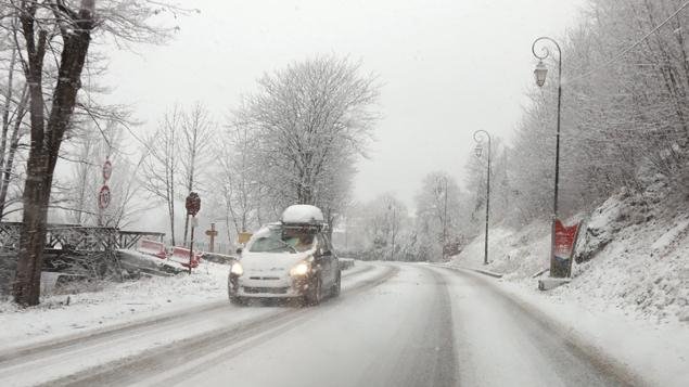 Χάος στη Γαλλία: Ενας νεκρός από την κακοκαιρία -15.000 αυτοκίνητα ακινητοποιημένα μέσα στο χιόνι [εικόνες] | iefimerida.gr 0