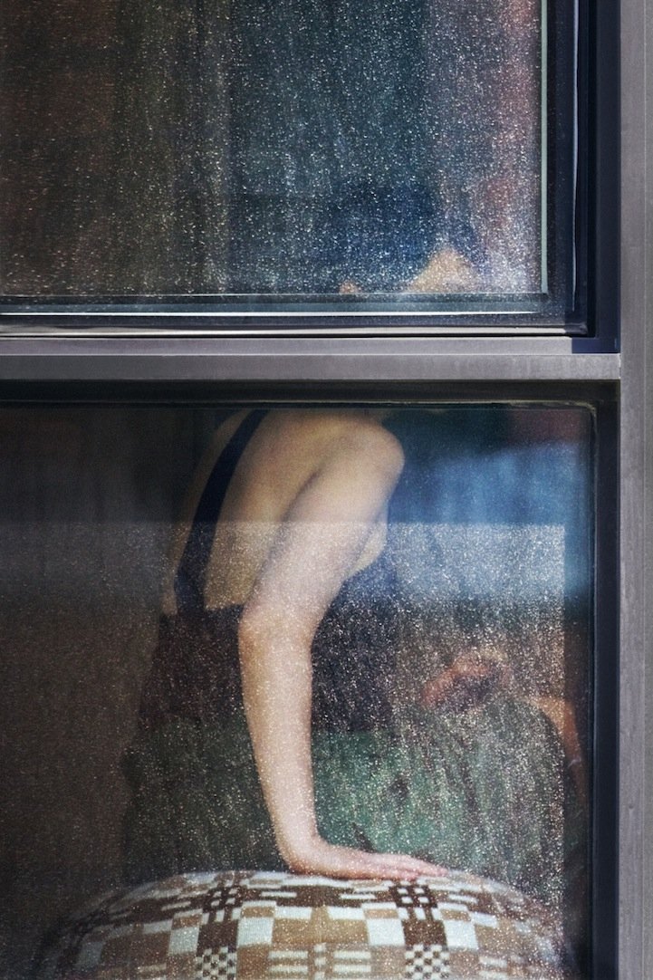 «Γείτονες»: Το τρομακτικά διεισδυτικό φωτογραφικό άλμπουμ που θα σας κάνει να τραβάτε τις κουρτίνες του σπιτιού σας συχνότερα [εικόνες] | iefimerida.gr 0