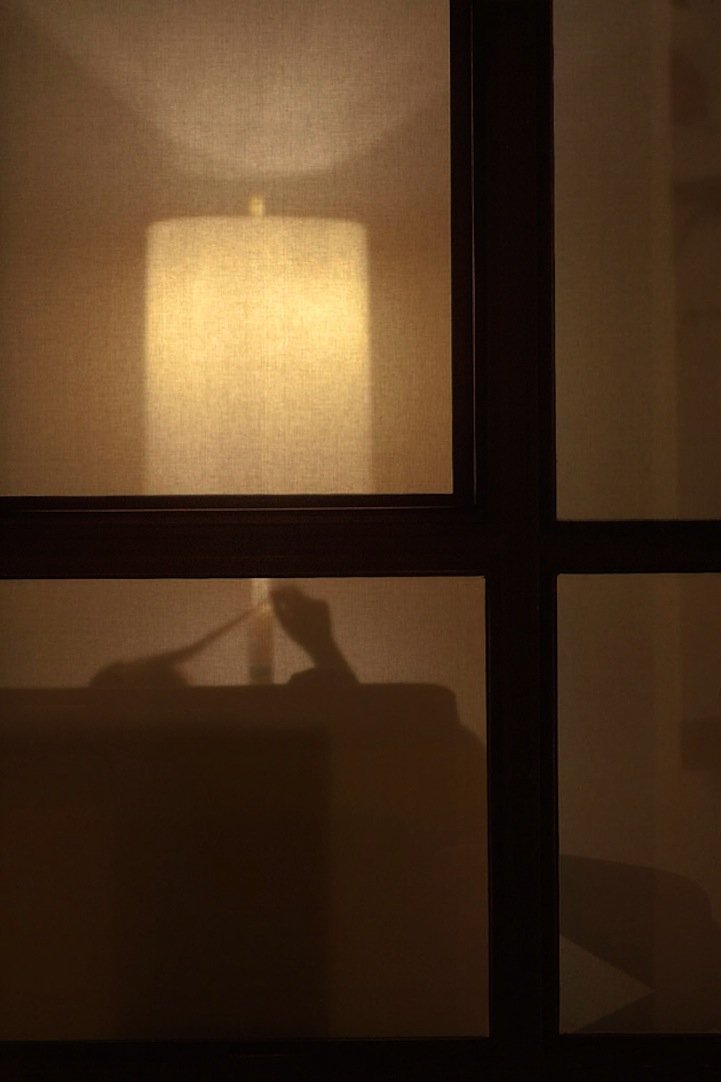 «Γείτονες»: Το τρομακτικά διεισδυτικό φωτογραφικό άλμπουμ που θα σας κάνει να τραβάτε τις κουρτίνες του σπιτιού σας συχνότερα [εικόνες] | iefimerida.gr 9