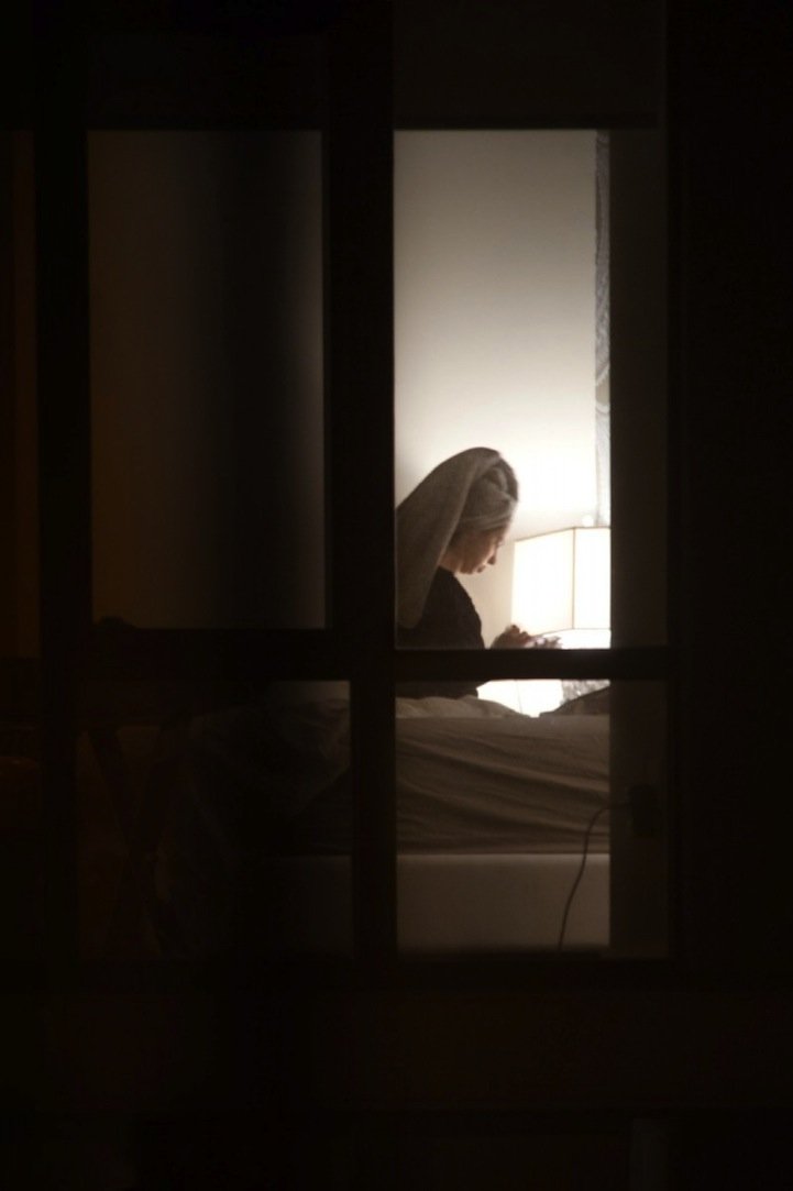 «Γείτονες»: Το τρομακτικά διεισδυτικό φωτογραφικό άλμπουμ που θα σας κάνει να τραβάτε τις κουρτίνες του σπιτιού σας συχνότερα [εικόνες] | iefimerida.gr 10