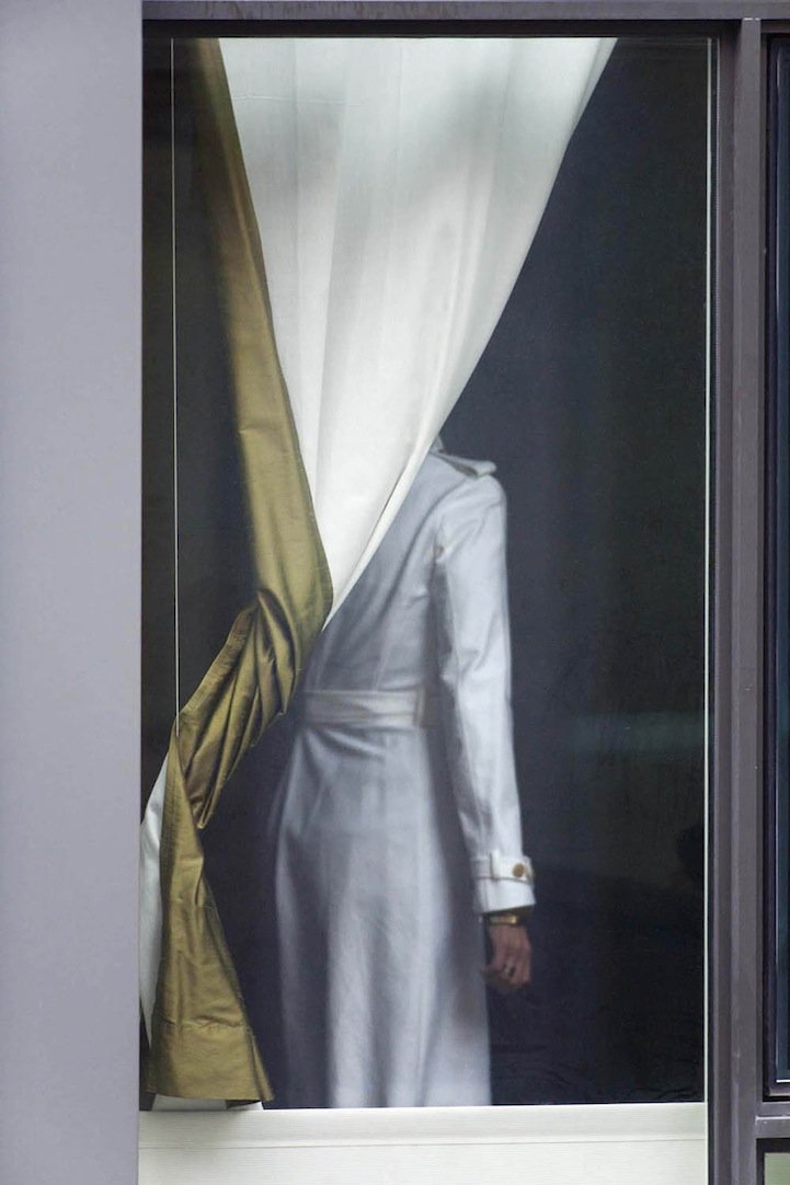 «Γείτονες»: Το τρομακτικά διεισδυτικό φωτογραφικό άλμπουμ που θα σας κάνει να τραβάτε τις κουρτίνες του σπιτιού σας συχνότερα [εικόνες] | iefimerida.gr 1