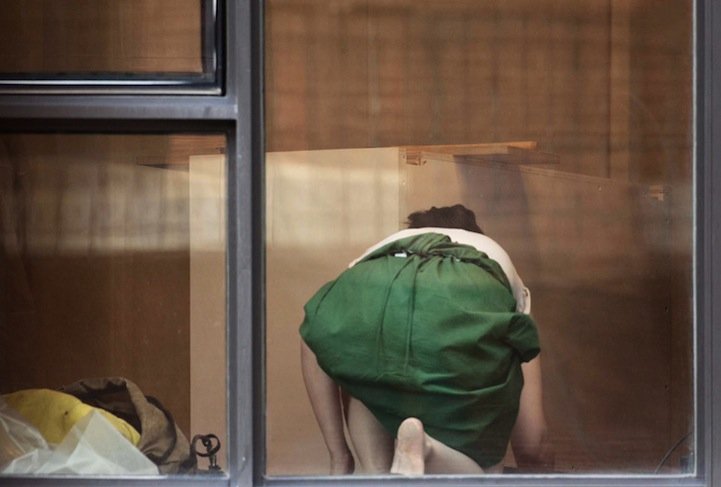 «Γείτονες»: Το τρομακτικά διεισδυτικό φωτογραφικό άλμπουμ που θα σας κάνει να τραβάτε τις κουρτίνες του σπιτιού σας συχνότερα [εικόνες] | iefimerida.gr 4