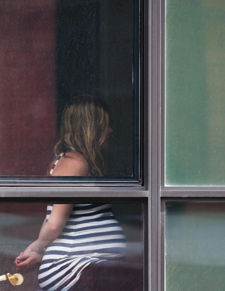 «Γείτονες»: Το τρομακτικά διεισδυτικό φωτογραφικό άλμπουμ που θα σας κάνει να τραβάτε τις κουρτίνες του σπιτιού σας συχνότερα [εικόνες] | iefimerida.gr 5