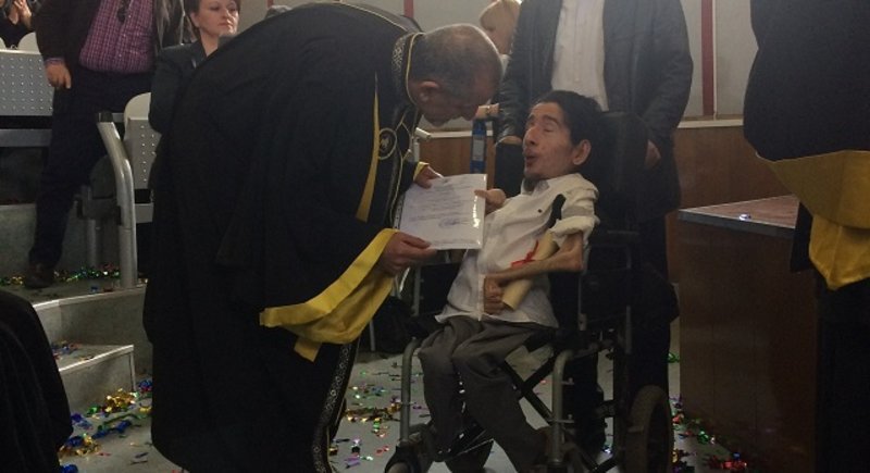 Σείστηκε από χειροκρότημα το αμφιθέατρο για τον αριστούχο τετραπληγικό της Πολυτεχνικής Σχολής [εικόνες] | iefimerida.gr 2