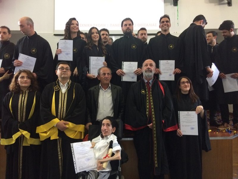 Σείστηκε από χειροκρότημα το αμφιθέατρο για τον αριστούχο τετραπληγικό της Πολυτεχνικής Σχολής [εικόνες] | iefimerida.gr 0