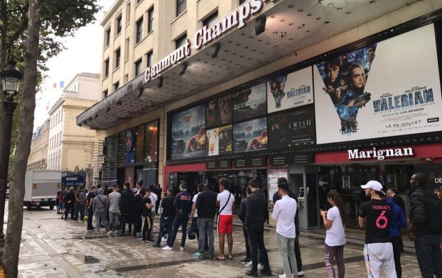 Φρενίτιδα στο Παρίσι: Τεράστιες ουρές για μια φανέλα του Νεϊμάρ! [εικόνες] | iefimerida.gr 0