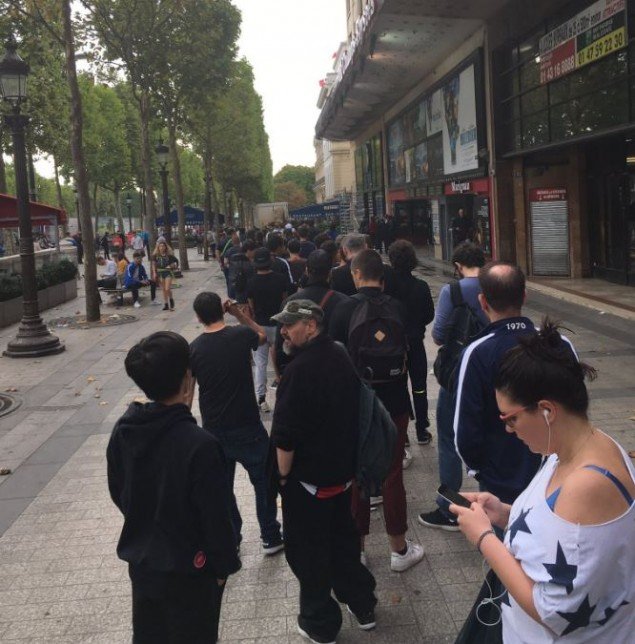 Φρενίτιδα στο Παρίσι: Τεράστιες ουρές για μια φανέλα του Νεϊμάρ! [εικόνες] | iefimerida.gr 1