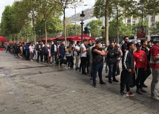 Φρενίτιδα στο Παρίσι: Τεράστιες ουρές για μια φανέλα του Νεϊμάρ! [εικόνες] | iefimerida.gr 2