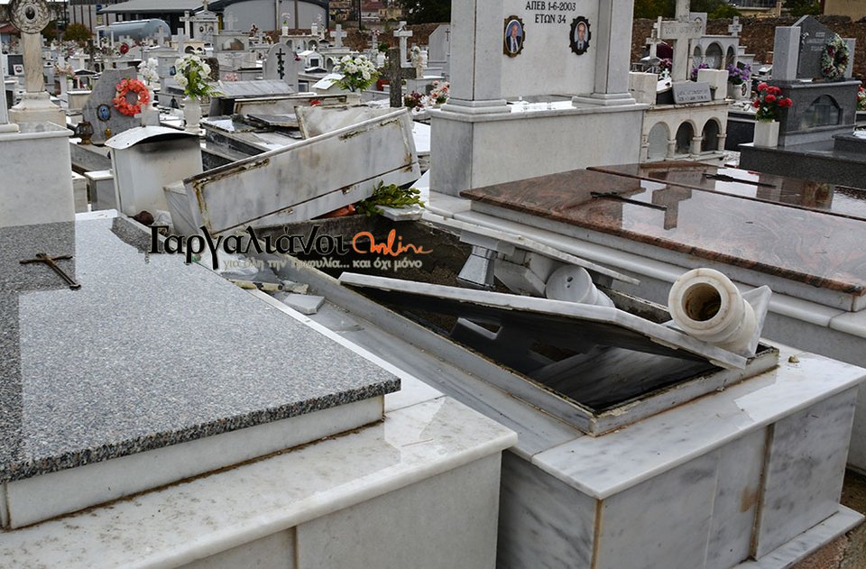 Εικόνες Αποκάλυψης στο νεκροταφείο Γαργαλιάνων: Ανεμοστρόβιλος άνοιξε τάφους [εικόνες & βίντεο] | iefimerida.gr 4