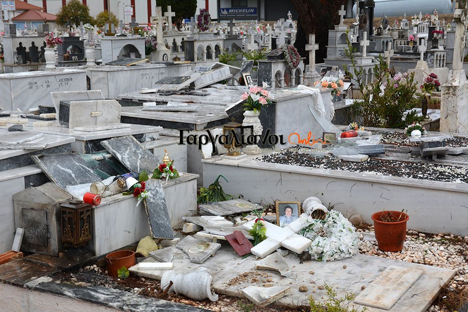 Εικόνες Αποκάλυψης στο νεκροταφείο Γαργαλιάνων: Ανεμοστρόβιλος άνοιξε τάφους [εικόνες & βίντεο] | iefimerida.gr 3