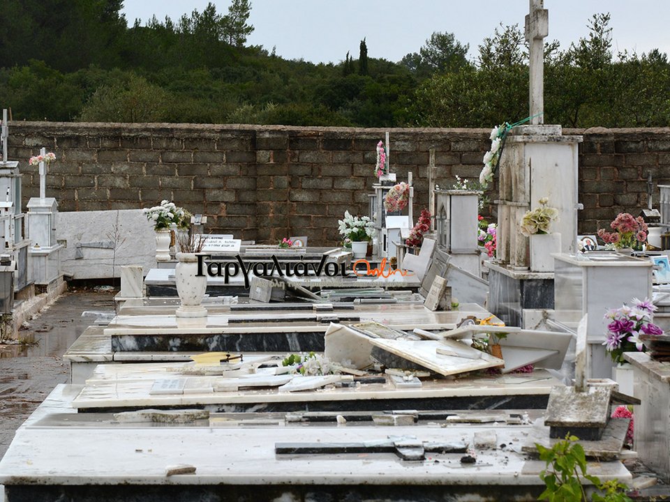 Εικόνες Αποκάλυψης στο νεκροταφείο Γαργαλιάνων: Ανεμοστρόβιλος άνοιξε τάφους [εικόνες & βίντεο] | iefimerida.gr 0