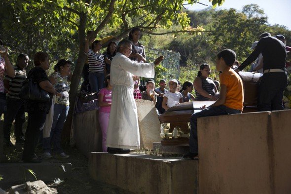 Εκείνοι που ζουν από το θάνατο -Το οδοιπορικό του Reuters στη βιομηχανία που βρίσκεται σε άνθιση στη Βενεζουέλα [εικόνες]  | iefimerida.gr 4
