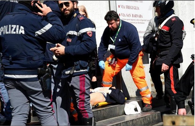 Τρόμος σε δικαστήριο του Μιλάνου: Τέσσερις νεκροί από πυροβολισμούς [εικόνες & βίντεο] | iefimerida.gr 8