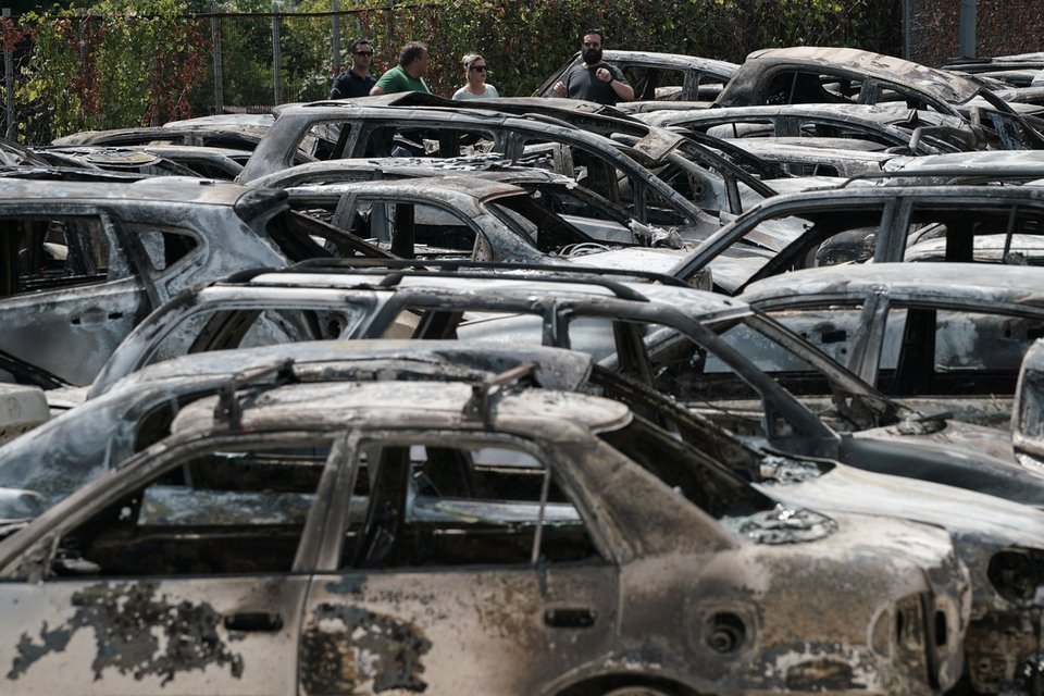 Νεκροταφείο αυτοκινήτων το γήπεδο της Ραφήνας -Εκεί μετέφεραν όλα τα καμμένα ΙΧ [εικόνες] | iefimerida.gr 9