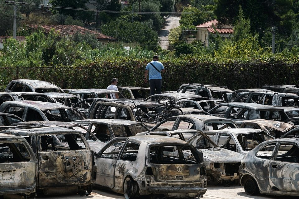 Νεκροταφείο αυτοκινήτων το γήπεδο της Ραφήνας -Εκεί μετέφεραν όλα τα καμμένα ΙΧ [εικόνες] | iefimerida.gr 0