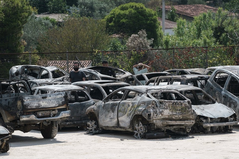 Νεκροταφείο αυτοκινήτων το γήπεδο της Ραφήνας -Εκεί μετέφεραν όλα τα καμμένα ΙΧ [εικόνες] | iefimerida.gr 8