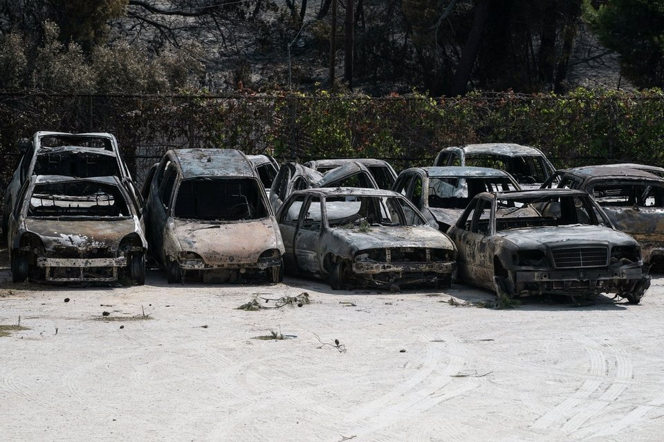 Νεκροταφείο αυτοκινήτων το γήπεδο της Ραφήνας -Εκεί μετέφεραν όλα τα καμμένα ΙΧ [εικόνες] | iefimerida.gr 7