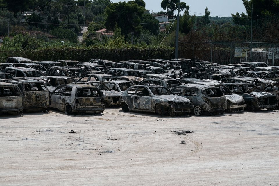 Νεκροταφείο αυτοκινήτων το γήπεδο της Ραφήνας -Εκεί μετέφεραν όλα τα καμμένα ΙΧ [εικόνες] | iefimerida.gr 6