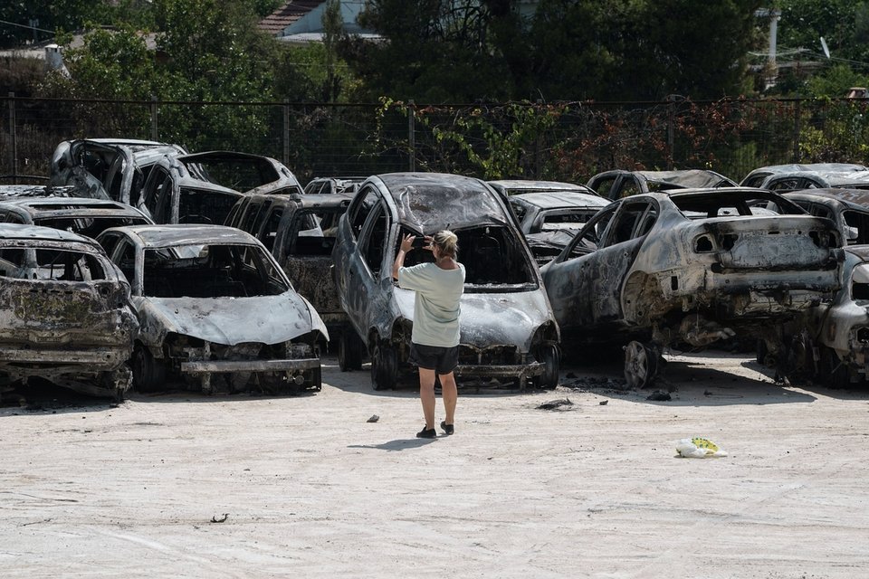 Νεκροταφείο αυτοκινήτων το γήπεδο της Ραφήνας -Εκεί μετέφεραν όλα τα καμμένα ΙΧ [εικόνες] | iefimerida.gr 5